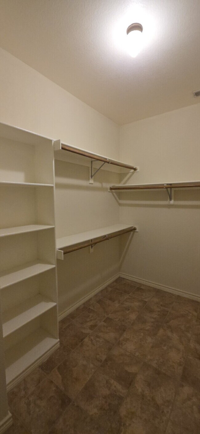 Building Photo - Recently remodeled 4 bedrooms, 3 bathrooms and move-in ready!