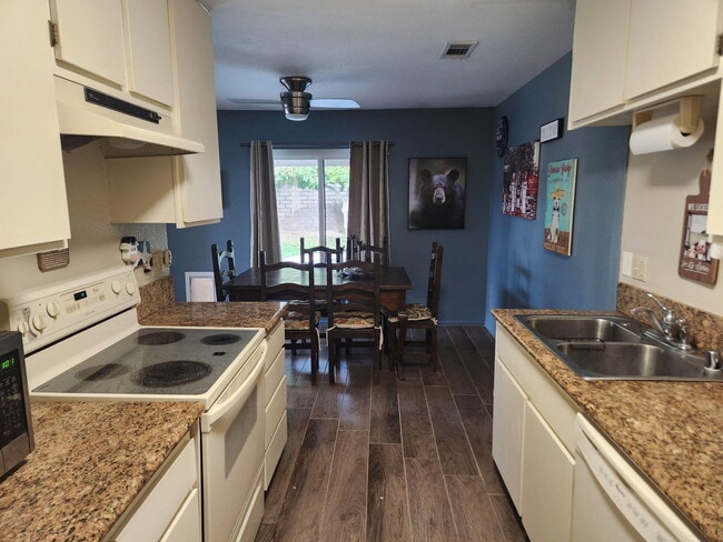 Building Photo - 43101 Balsam Ln
