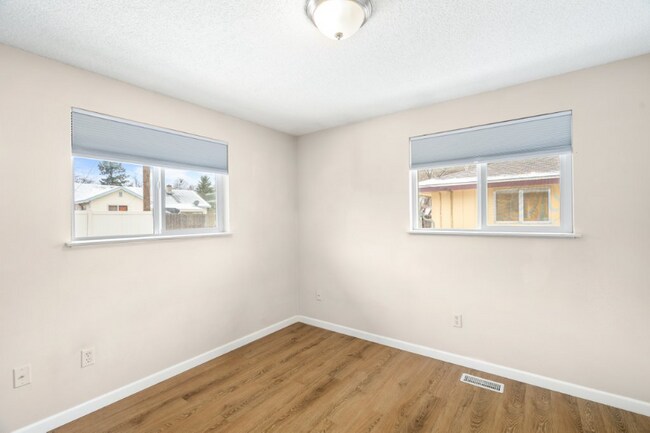 Building Photo - 818 E Princeton Ave