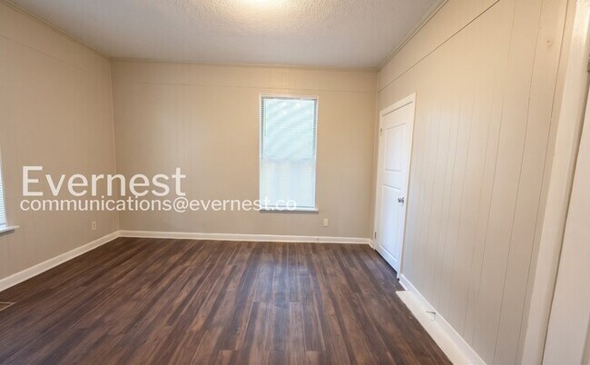 Building Photo - 3-Bedroom Home with Off-Street Parking / Pet-Friendly / Vouchers Accepted / Available Now!