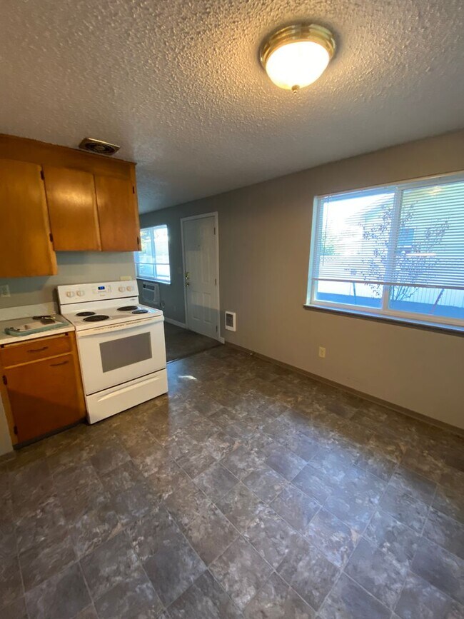 Building Photo - YAK017