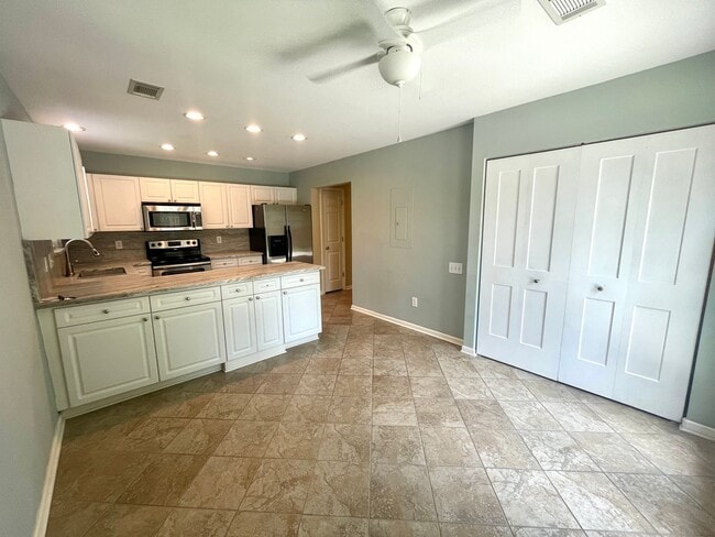 Building Photo - 3 Bedroom, 2 Bath Townhome in Park West of...