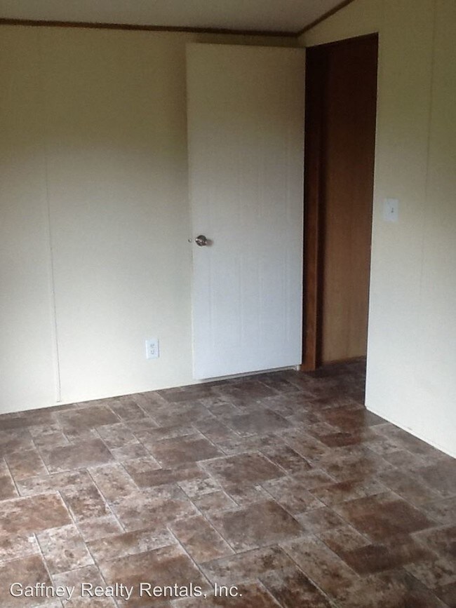 Building Photo - 4 br, 2 bath House - 308 River Dr.