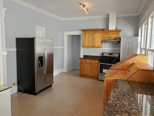 Kitchen - 8 Fontainebleau Dr