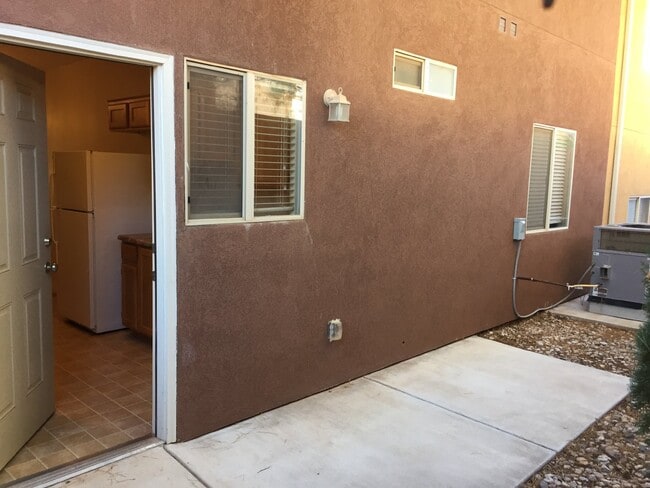 Building Photo - 700 N Main St