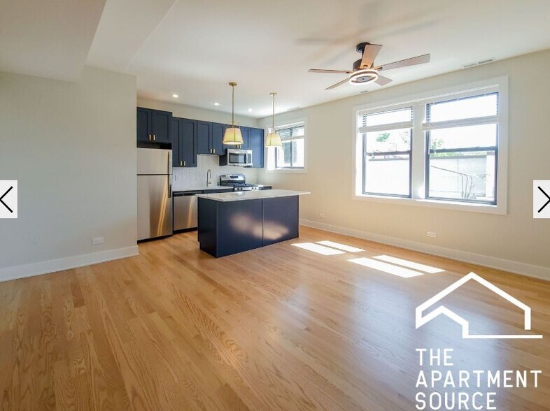 Building Photo - 2020 W Montrose Ave