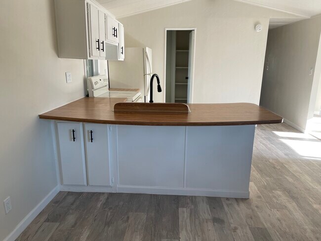 Building Photo - 9037 E Rancho Vista Dr