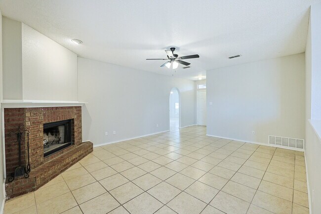 Building Photo - "Spacious 3-Bedroom Haven with 2 Full Baths – 1,592 Sq Ft with Lawn Care Included!"
