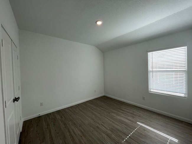 Building Photo - Luxury Vinyl Plank (No Carpet) /  Fridge I...