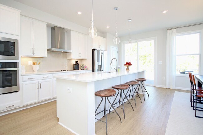 Building Photo - End-Unit Avon Park Townhome Near Biscuit Run Park