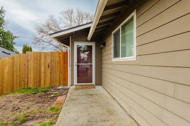 Building Photo - 3 Bedroom 1 Bathroom Rambler in NE Tacoma!