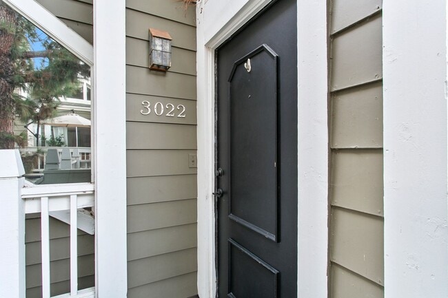 Building Photo - TWO BEDROOM HOA CONDO WITH TWO GARAGES