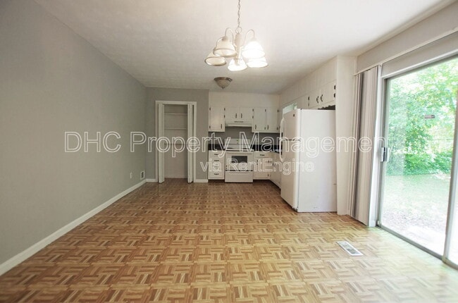 Building Photo - 210 Creekwood Ln