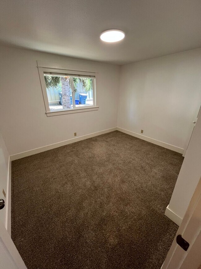Building Photo - Charming Three Bedroom Home on Bend's West...