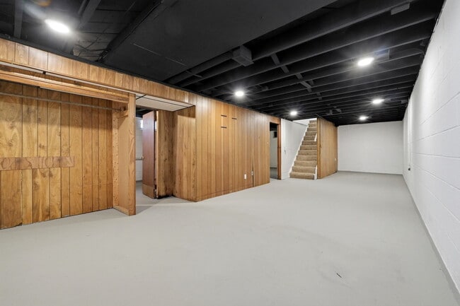 Building Photo - 3735 Richlawn Rd