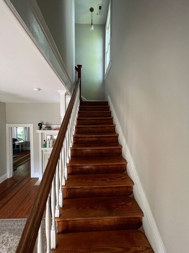 Building Photo - Gorgeous 3 bdrm/2.5 bath newly renovated h...