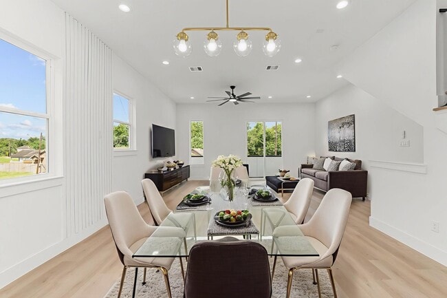 Building Photo - 3344 Sauer St