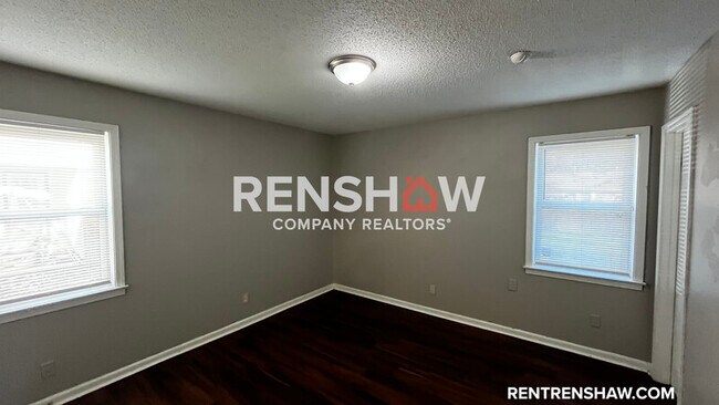 Building Photo - 2560 Thackery Dr