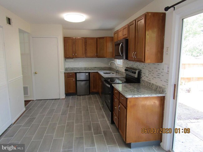 Building Photo - 4158 Hamlin Ct