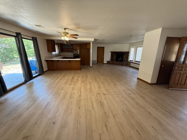 Building Photo - Golf Course- On The Mesa 3 Bedrooms, 2 Bathrooms, New Paint,