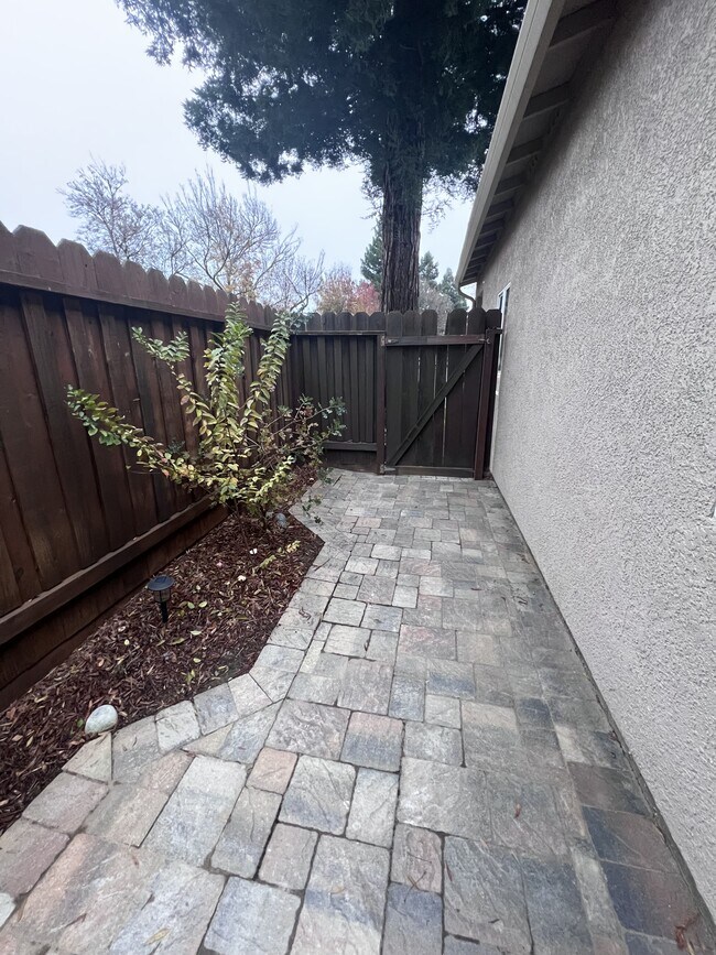 Building Photo - 457 Morales Ct