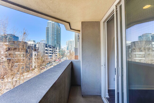 Building Photo - Spacious 2-Bedroom Condo in the Heart of E...