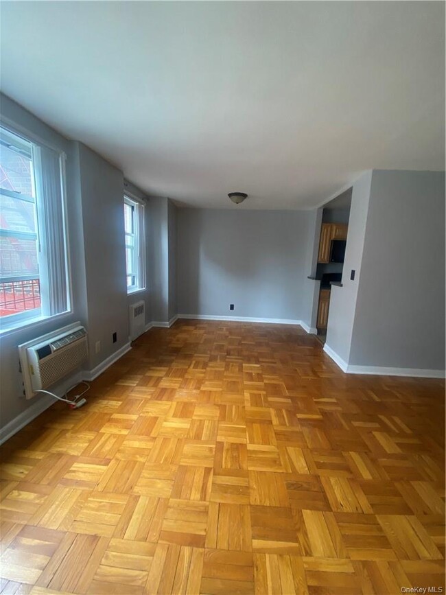 Building Photo - 4 Sadore Ln