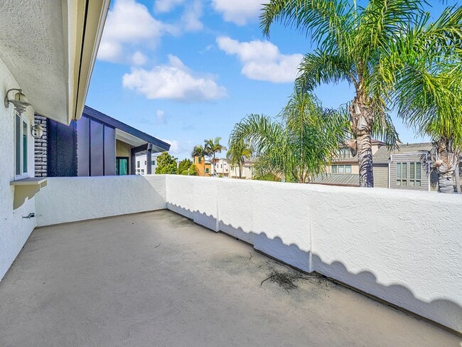 Building Photo - 907 E Balboa Blvd