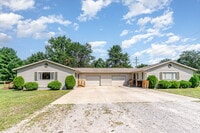 Building Photo - Charming 2-Bedroom Duplex with 1.5 Baths a...
