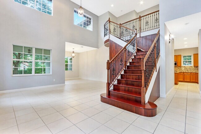 Building Photo - 1904 Flower Dr