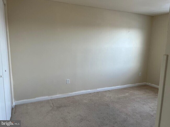 Building Photo - 16 N Pendleton Ct