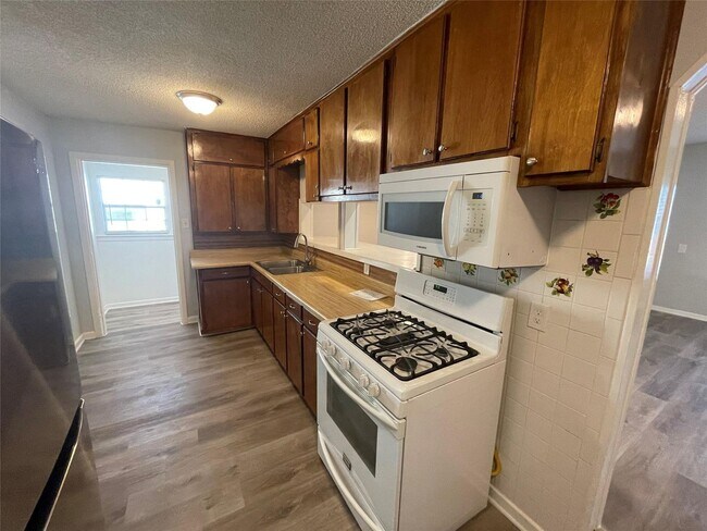 Building Photo - 3 BR/2BA | Single Family Home | Covered Patio | Additional Living room!