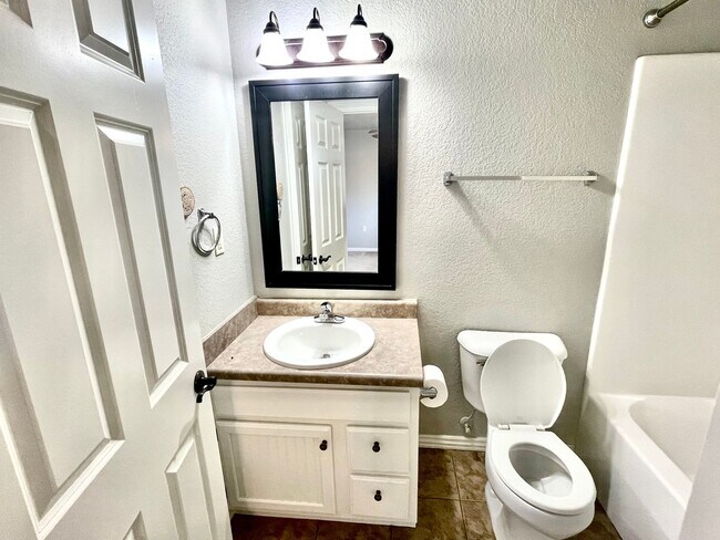 Building Photo - Quiet, Well-Maintained 2Bed/2.5Bath Home – Prime Fayetteville Location!