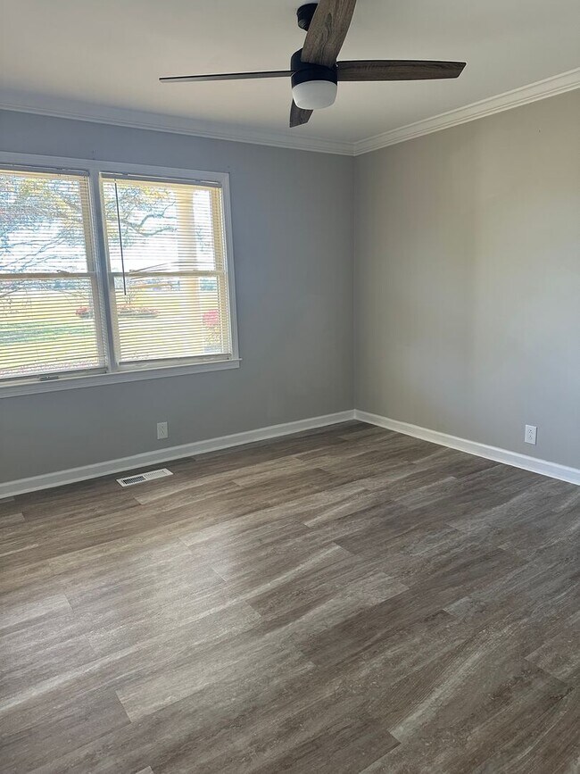 Building Photo - HOME AVALIABLE FOR RENT ON 2 ACRES!