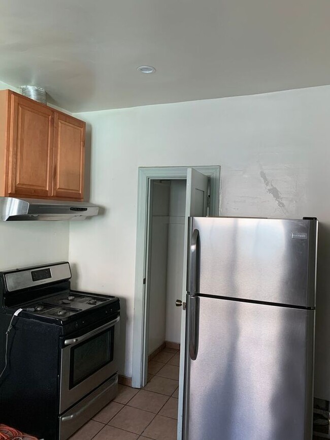 Building Photo - CUTE Side-by-Side 2 Story Duplex