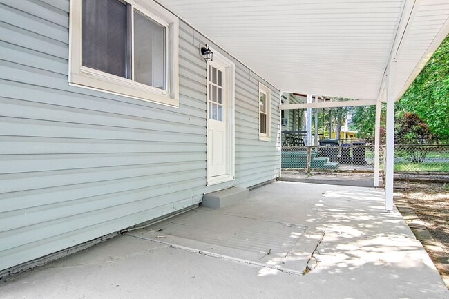 Building Photo - Coming Soon! Charming 3 Bedroom, 1.5 Bath ...