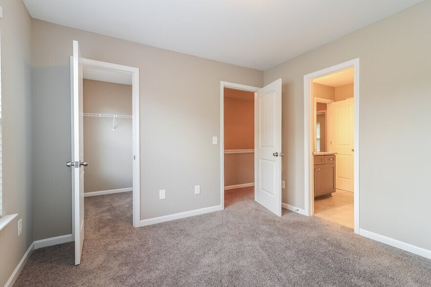 Building Photo - 15 Fieldcrest Dr