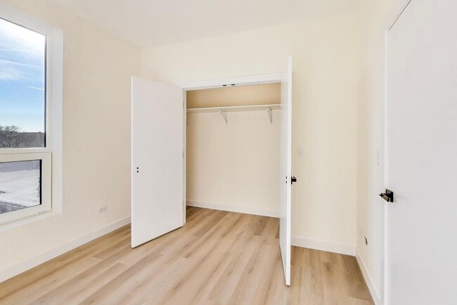 Building Photo - 1950 W Lawrence Ave