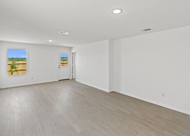 Building Photo - VIEWS VIEWS VIEWS and LOCATION! Rental Bac...