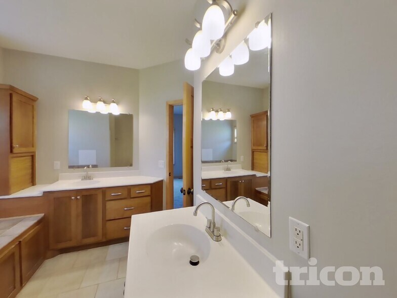 Building Photo - 633 Savanna Trail