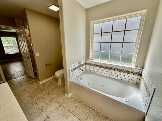 Building Photo - 6 Roessler Ln