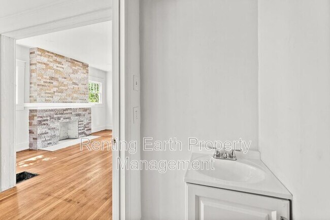 Building Photo - 1705 Steiner Ave SW