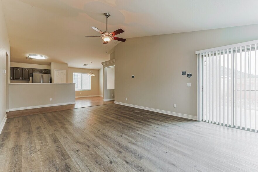 Building Photo - 34042 N Mercedes Dr