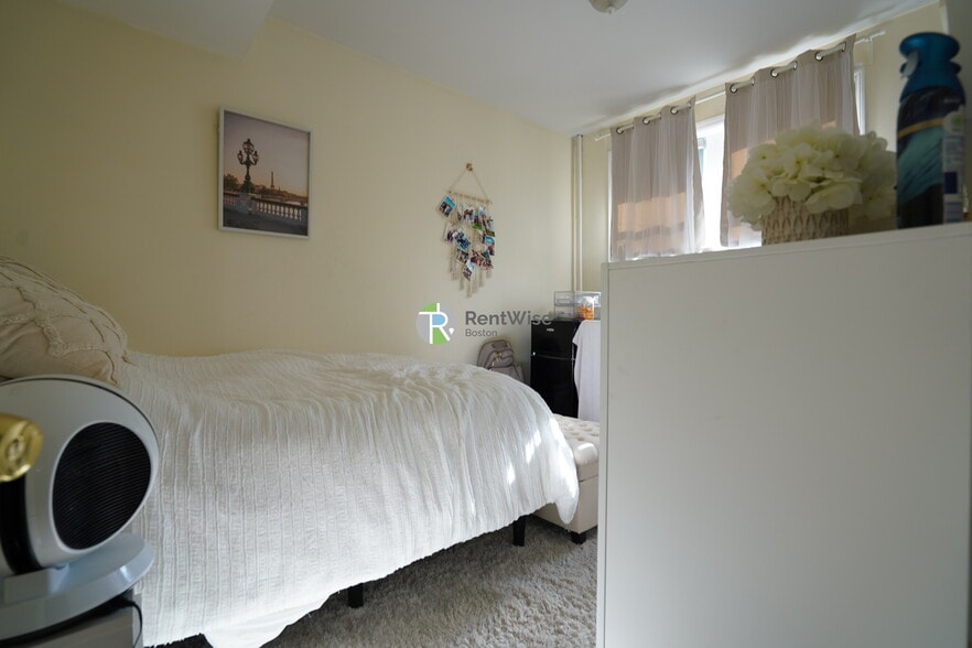 Building Photo - 62 Egmont St