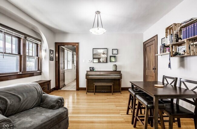 Building Photo - 907 N Riley Ave