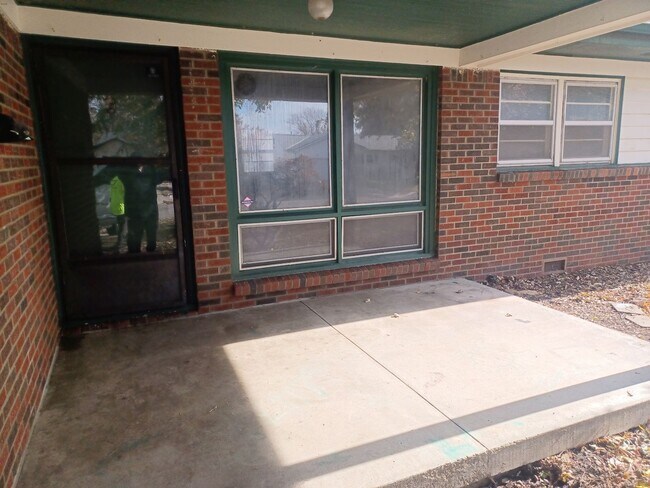 Building Photo - South Side 3 Bed 1 bath Home with Garage