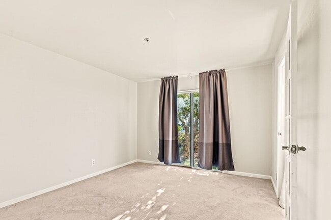 Building Photo - Utilities Paid! Modern 2 Bed Condo on the Water! Live by the Bay