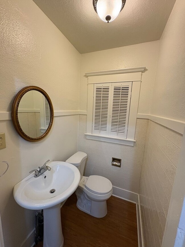 Building Photo - Classic vintage home walking distance to downtown Visalia!