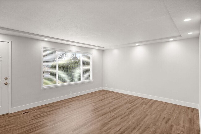 Building Photo - Lovely 3 Bedroom 1.5 bath Milwaukie Charmer.