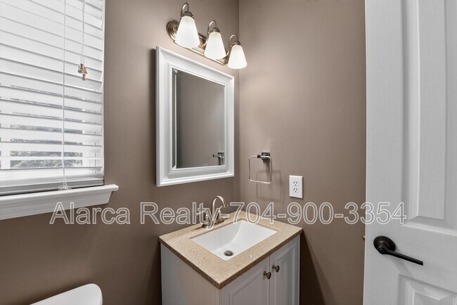 Building Photo - 290 Sweetmartha Dr